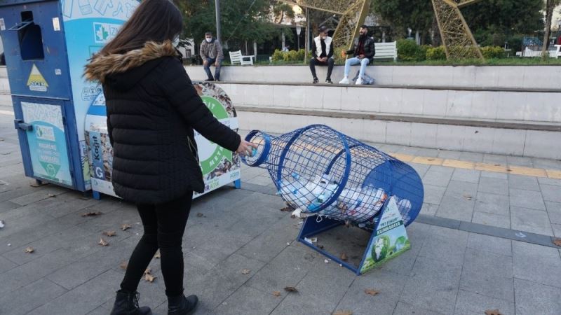 İzmit’te pet şişe kafesleriyle atıkları ekonomiye kazandırıyor
