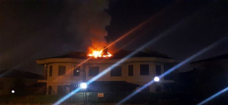 Sakarya’da bir villanın çatısında çıkan yangın paniğe neden oldu
