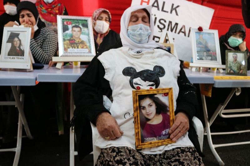 Kızının tişörtünü alıp HDP önündeki evlat nöbetine katıldı
