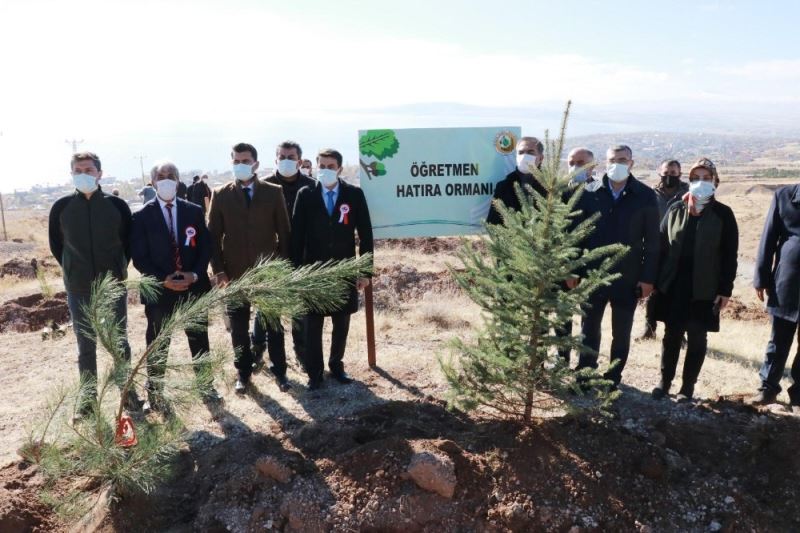 Ahlat’ta ‘öğretmen hatıra ormanı’ oluşturuldu
