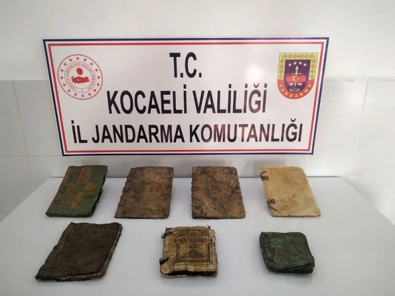 Kocaeli’de 7 adet tarihi İncil ve Tevrat ele geçirildi: 4 gözaltı
