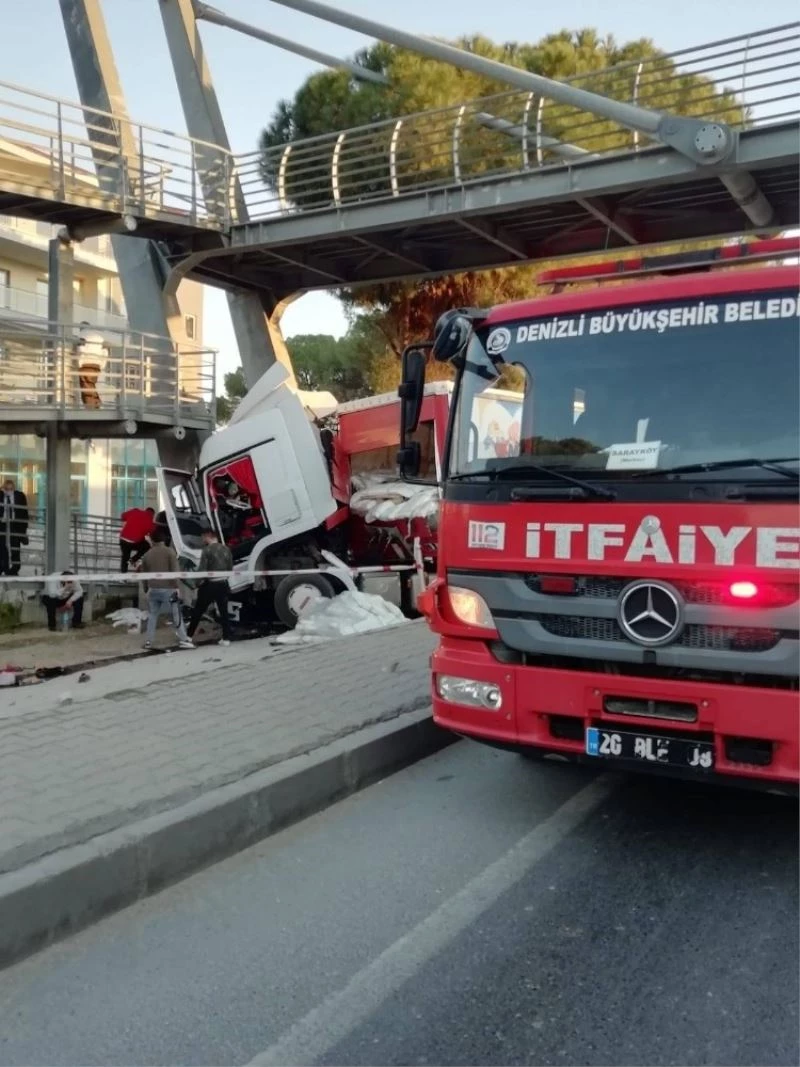 Alçı malzemesi taşıyan tır üst geçide çarptı
