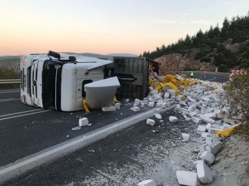 Kontrolden çıkan tır yan yattı, dorsesindeki ytonglar yola saçıldı
