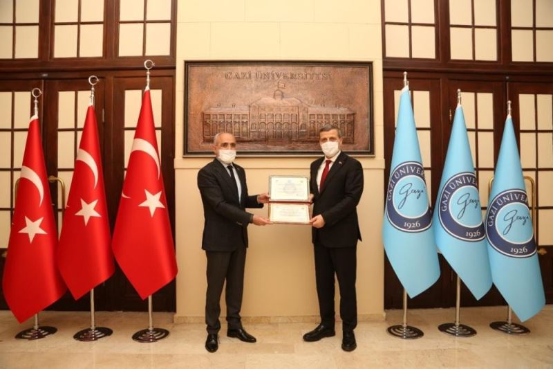 Yalçın Topçu: “Türk’ün bayrağı asla indirilemez”
