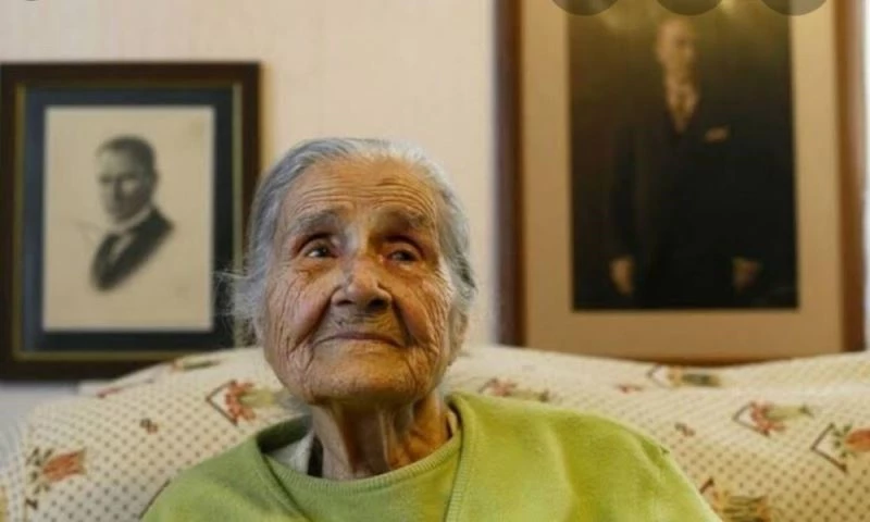 100 yaşından sonra yapmaya başladığı resimlerle öğrencilere burs sağladı
