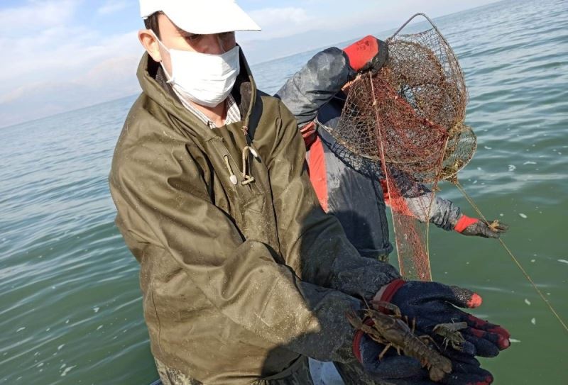 Eğirdir Gölü’nde 570 adet kaçak kerevit pinterine el konuldu
