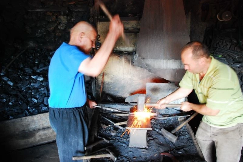70 yıldır ata yadigarı demircilik mesleğini sürdürüyor
