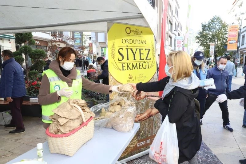 Siyez ekmeği fırından çıktı
