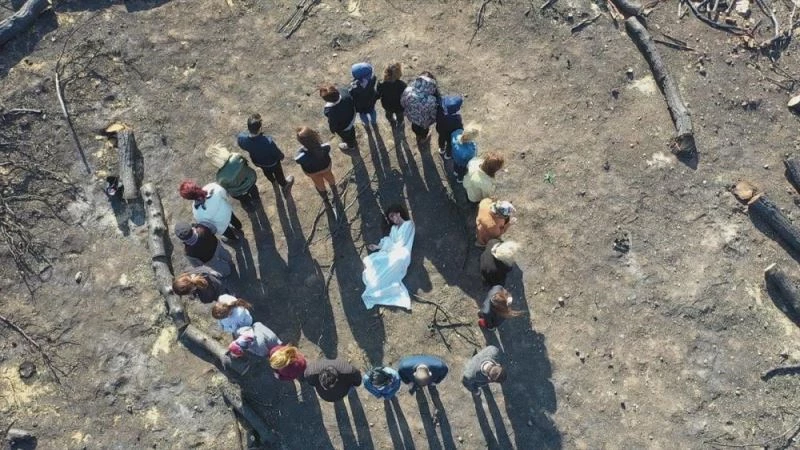 Tiyatro oyuncuları kadına şiddette farkındalık için yanan ormanda kısa film çekti