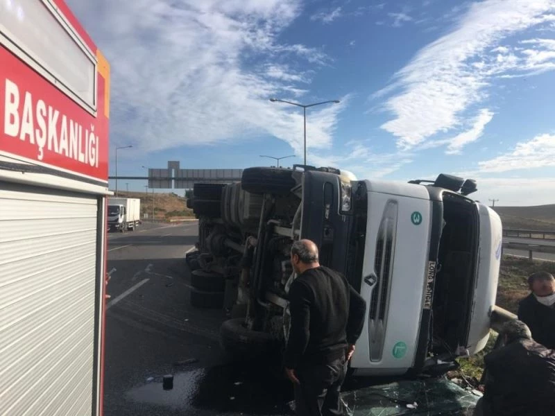 Sunta yüklü tır devrildi
