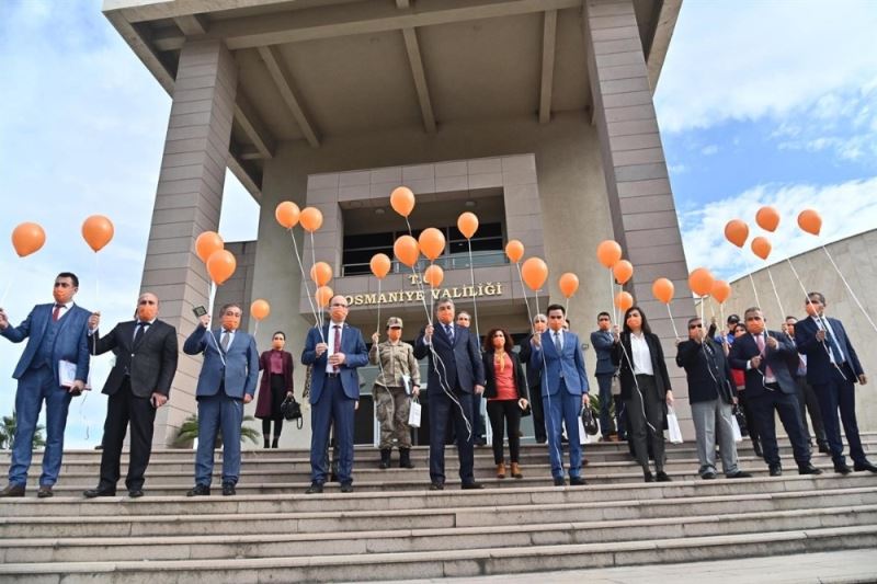 Kadına yönelik şiddete farkındalık oluşturmak için turuncu balon uçurdular
