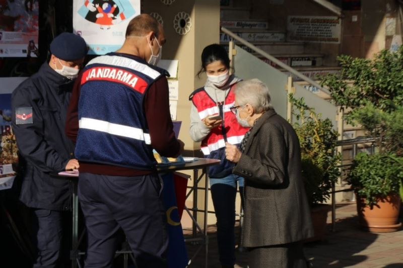 Kadına şiddete hayır için broşür dağıtıp bilgilendirdiler
