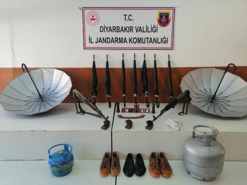 Diyarbakır’da teröristlere ait ısı yalıtımlı şemsiyeyle gizlenen sığınak tespit edildi
