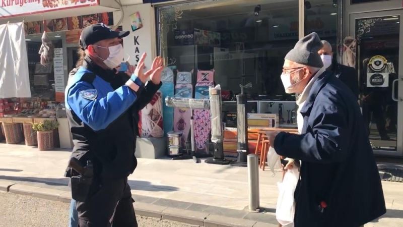 Maskesi eskiyen yaşlı vatandaşa polis şefkati

