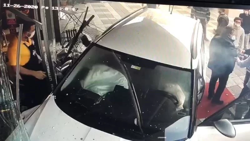 Yayaya çarpan otomobil kasaba daldı
