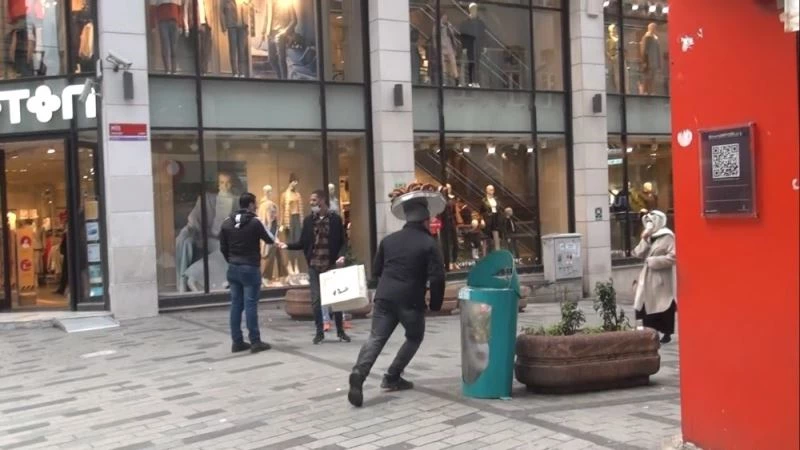 (Özel) Taksim’de akıl almaz görüntüler: Bir yanda dilencilerin rant kavgası öbür yanda boğazına jilet dayayan dolandırıcı
