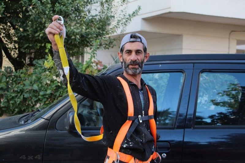 8. kattaki iskelede mahsur kalan iki işçiyi emniyet kemeri hayata bağladı
