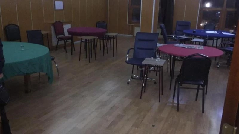 Sosyal mesafeyi hiçe sayarak kumar oynayan kişilere ceza yağdı
