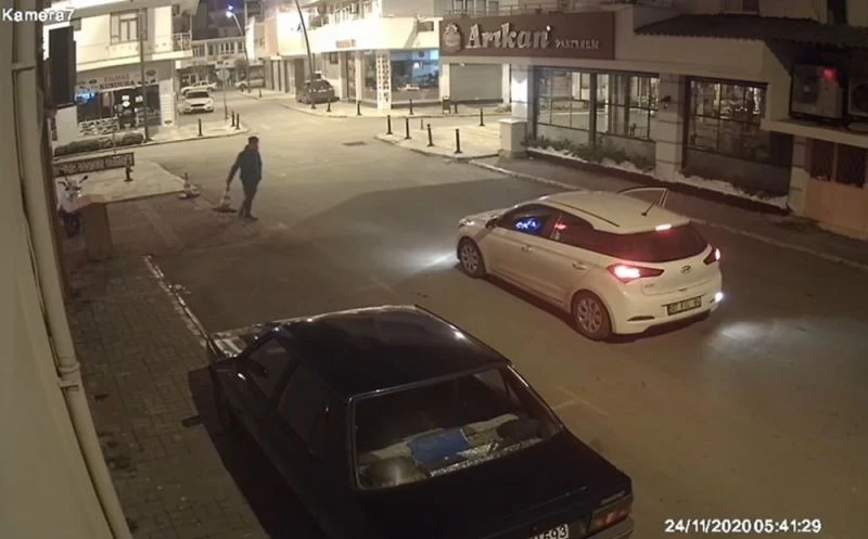 Çaldığı dubayı otomobilin üzerine koyup, ters yönde yoluna devam etti
