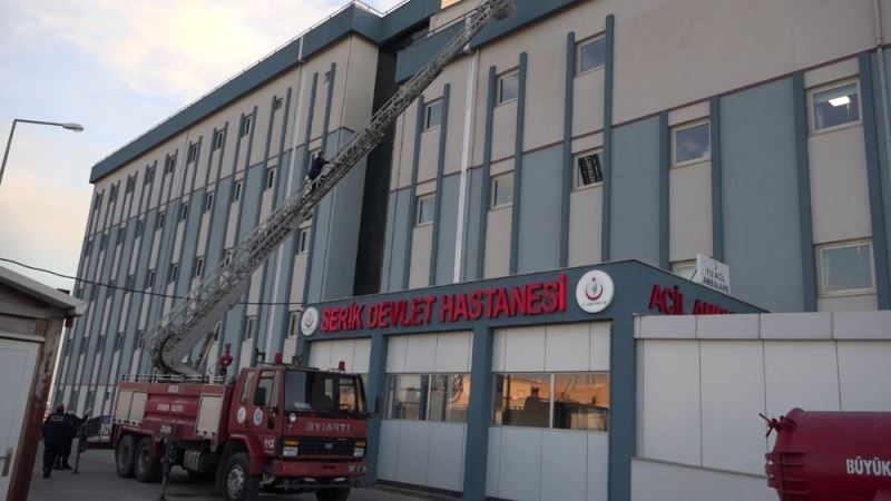 Antalya’da hastane çatısında çıkan yangın korkuttu
