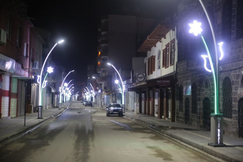 Cizre Belediyesi, caddeleri süslemeye devam ediyor
