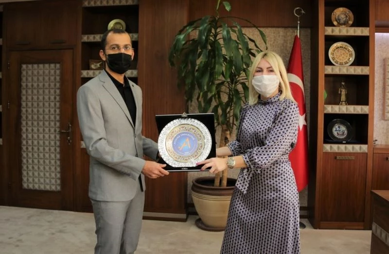 Rektör Özkan, Antalya’dan cepheye koşan Azerbaycanlı doktor ile görüştü
