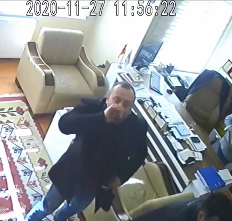 Depremden çay içerek kaçtı
