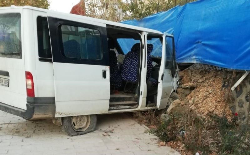 Elazığ’da minibüs duvara çarptı: 8 yaralı
