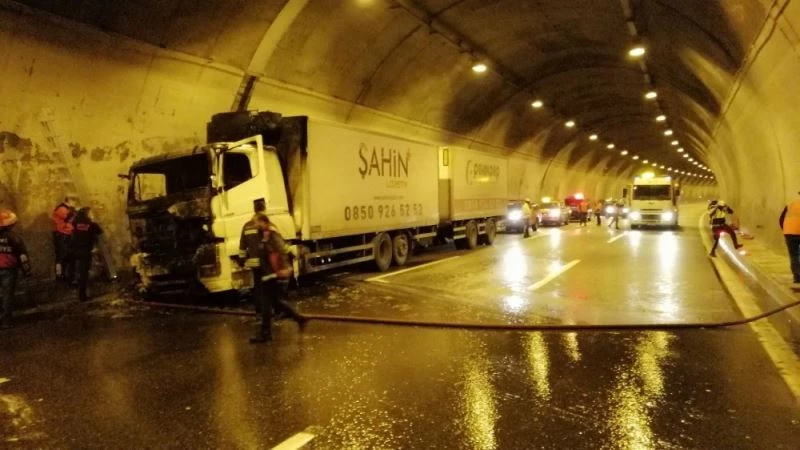 Tırın alev aldığı Bolu Dağı tüneli İstanbul istikameti ulaşıma kapatıldı
