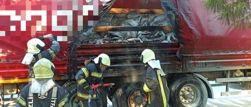 Yardım kömürü taşıyan tır seyir halindeyken alevlere teslim oldu
