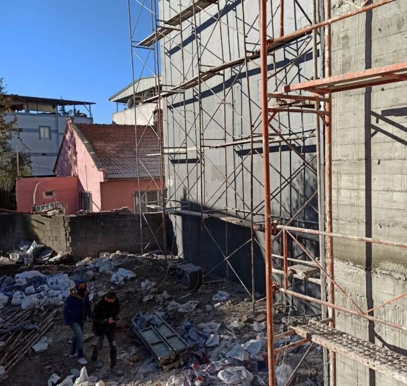 İskeleden düşen işçi hayatını kaybetti
