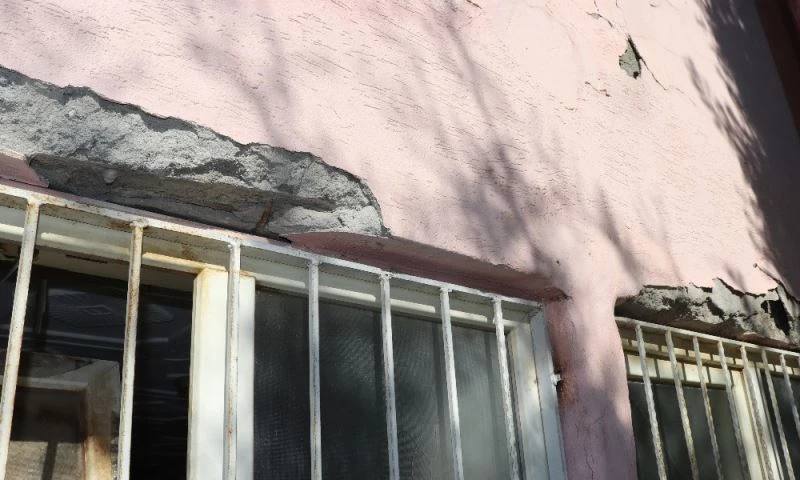 7 yıldır çürük raporu bulunan Araban Hükümet Konağı korkutuyor
