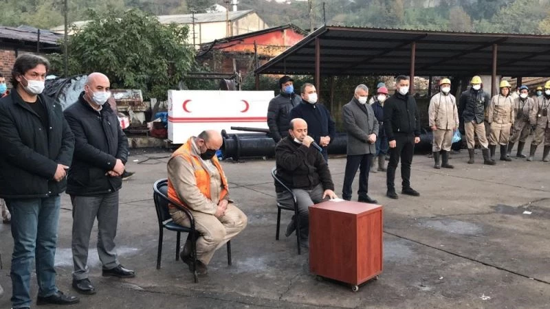 Madenciler şehit madenci meslektaşları için Kur’an okuttu
