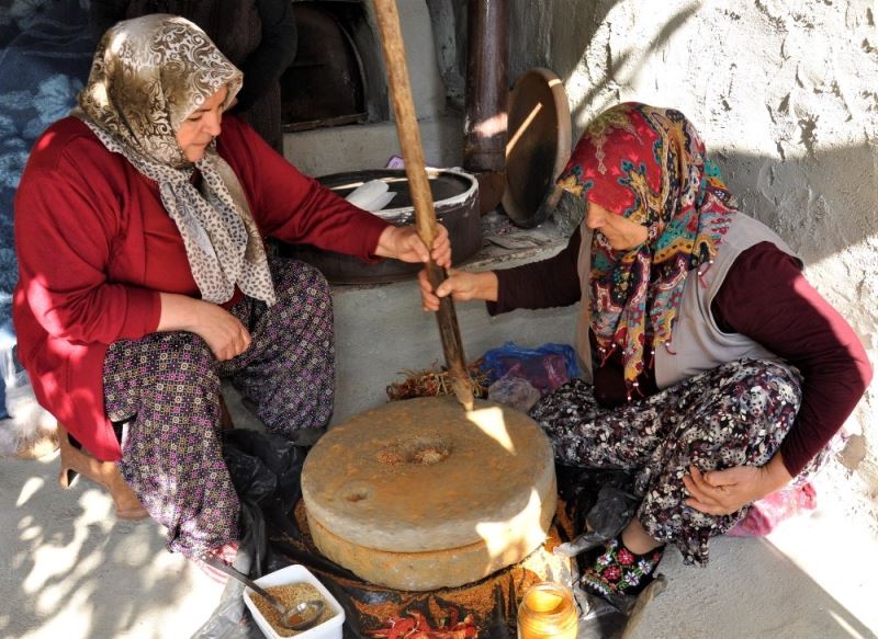 150 yıllık taş değirmeninde ’muhacir kaya biberi’ öğütüyorlar
