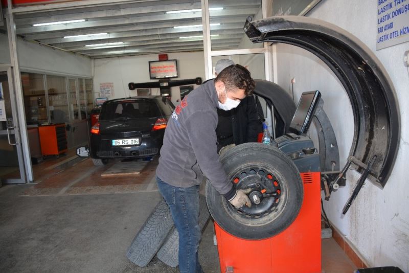 Sinop’ta lastikçilerin kış mesaisi başladı
