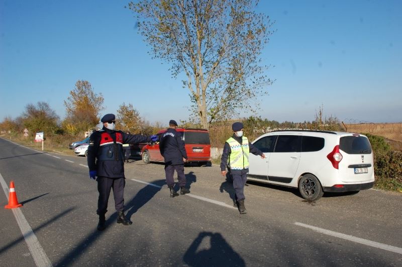 İlçe girişini tutan jandarmadan sıkı denetim
