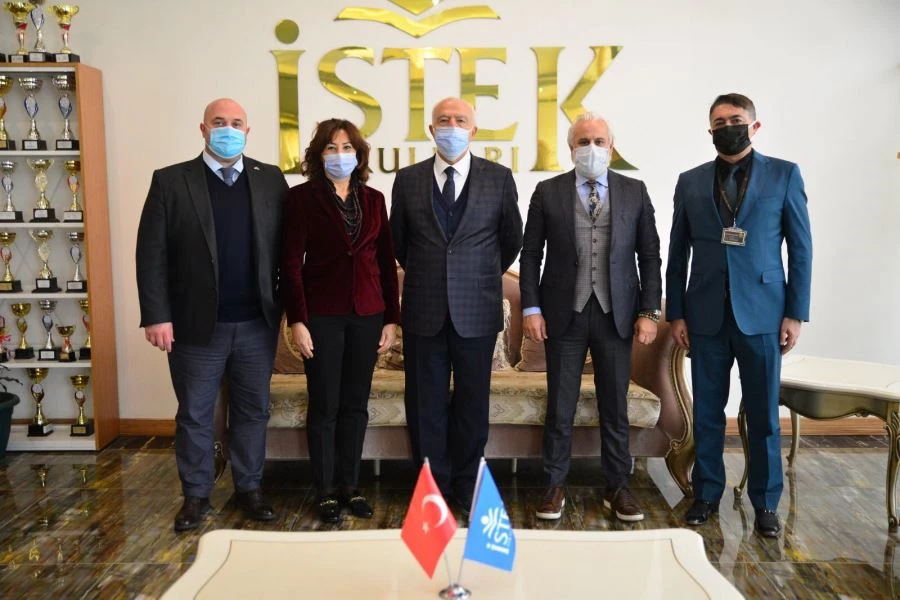 İSTEK OSMANİYE OKULLARINA ÖĞRETMENLER GÜNÜ MÜNASEBETİ İLE ANLAMLI ZİYARET