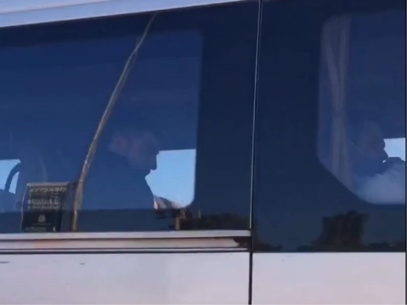 Polisi görünce maskelere sarıldılar
