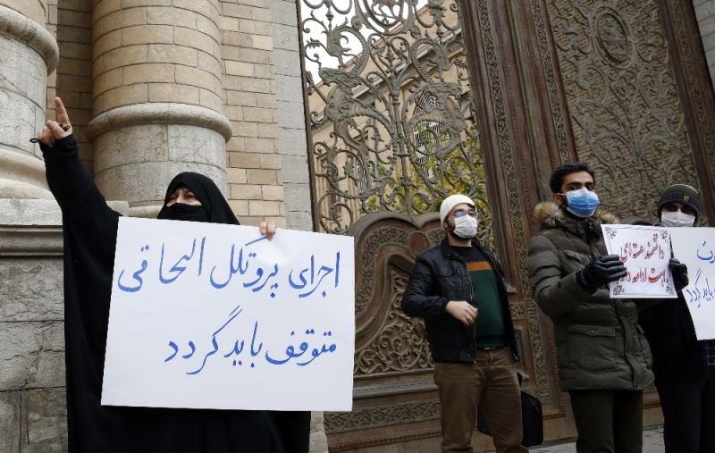 İran’da Dışişleri Bakanlığı önünde Mahabadi suikastı protestosu
