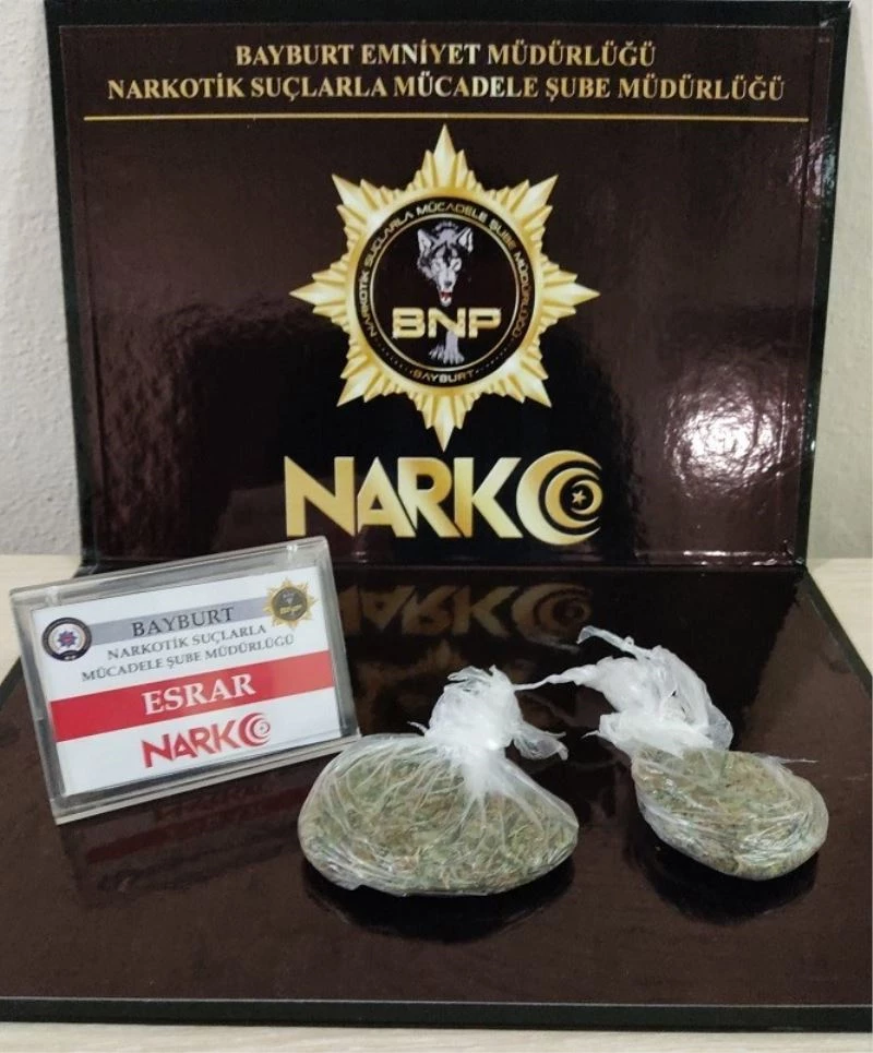 Bayburt’ta bir miktar esrarla yakalanan 2 şüpheli gözaltına alındı
