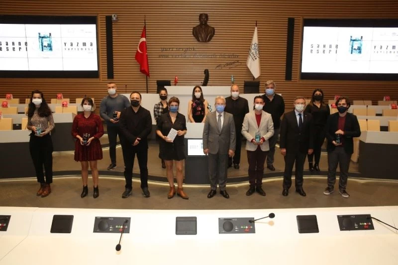 Türk tiyatrosu yeni eseler kazandı
