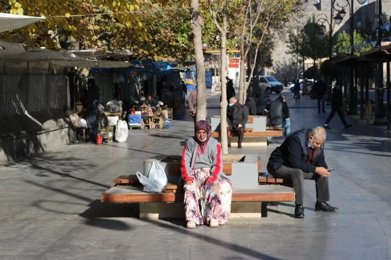 14 saatlik sokağa çıkma kısıtlaması bitti, Diyarbakırlılar işlerinin yolunu tuttu
