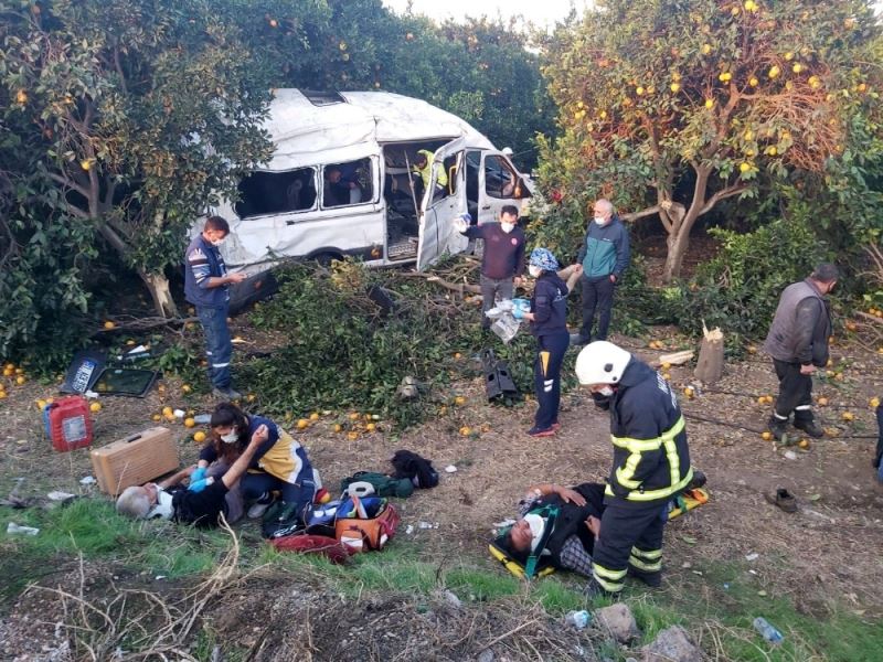 Tarım işçilerini taşıyan servis aracı kaza yaptı: 9 yaralı
