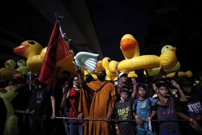 Tayland’da monarşi karşıtları yeniden sokaklarda
