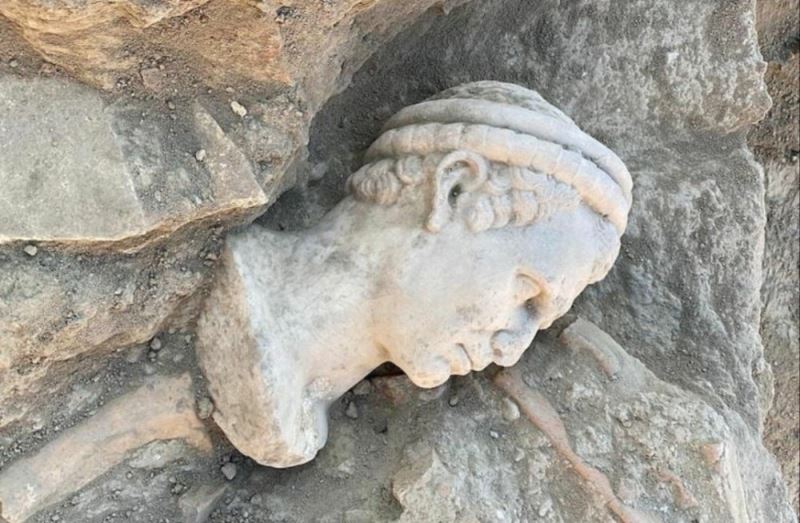 Laodikya’da 2 bin yıllık yıllık rahip heykeli başı bulundu

