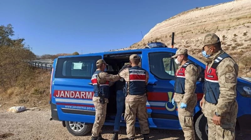 Kazık çalarken yakalandılar
