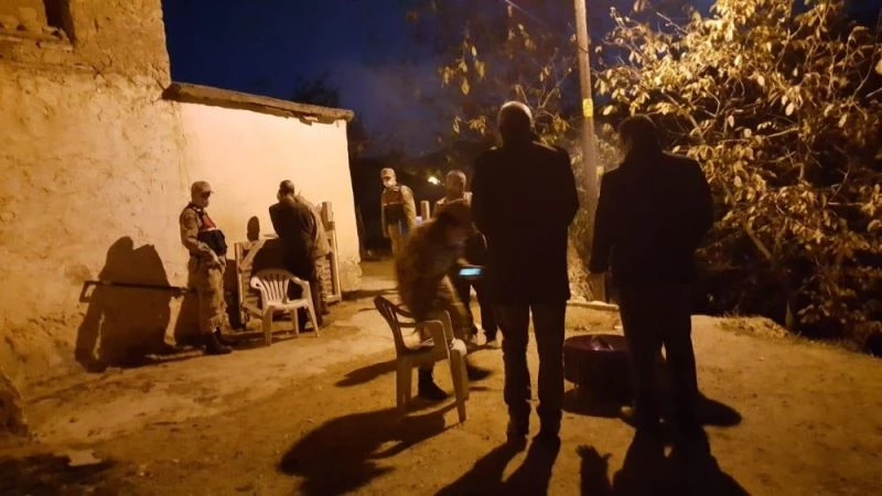 Kardeş, kazara özçekim yapan ağabeyi ve 3 arkadaşını tüfekle yaraladı
