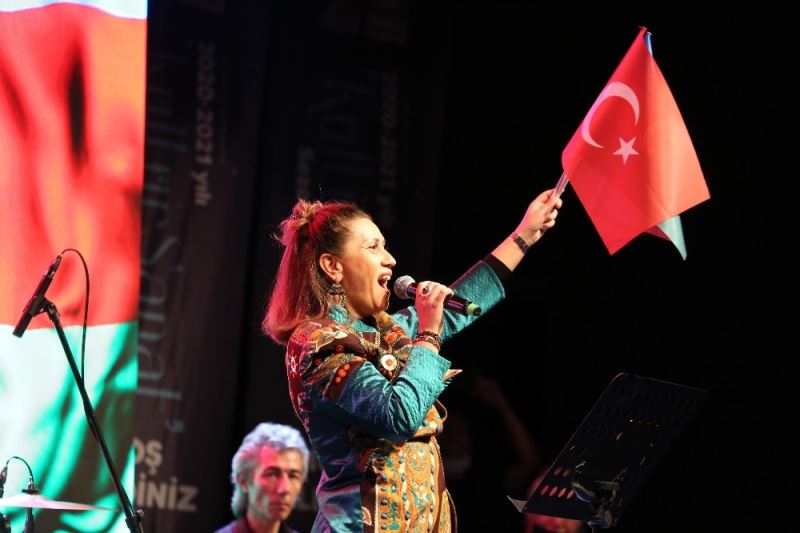 Azerin’den havalimanında arabalı konser
