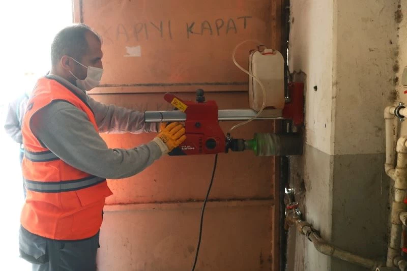 Binaların sağlamlığını dinleyerek test ediyorlar
