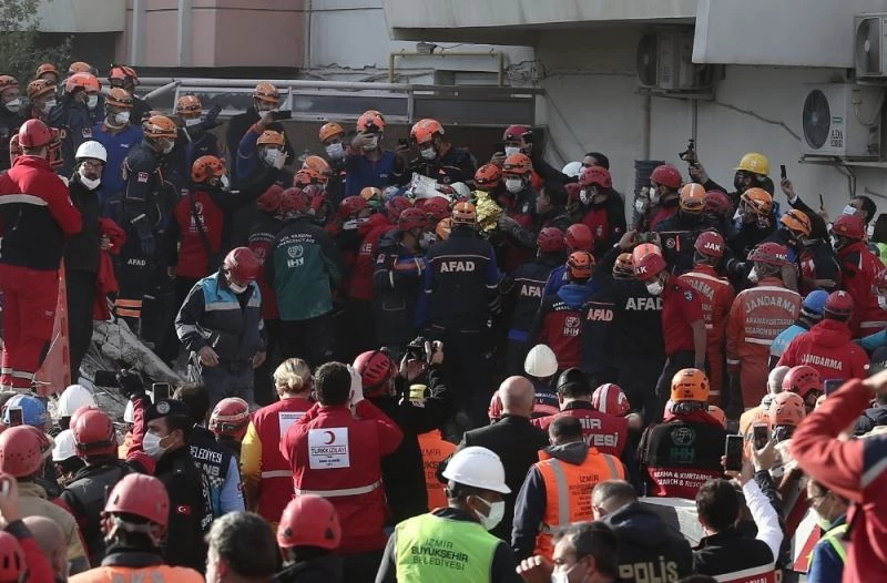 Enkazdan 91 saat sonra kurtarılan minik Ayla, hastaneye getirildi
